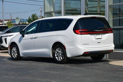 2025 Chrysler Pacifica Select