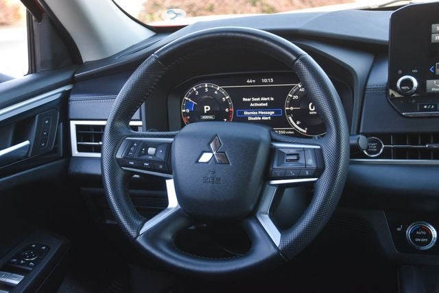 2023 Mitsubishi Outlander Base