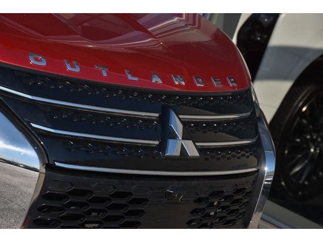 2023 Mitsubishi Outlander Base
